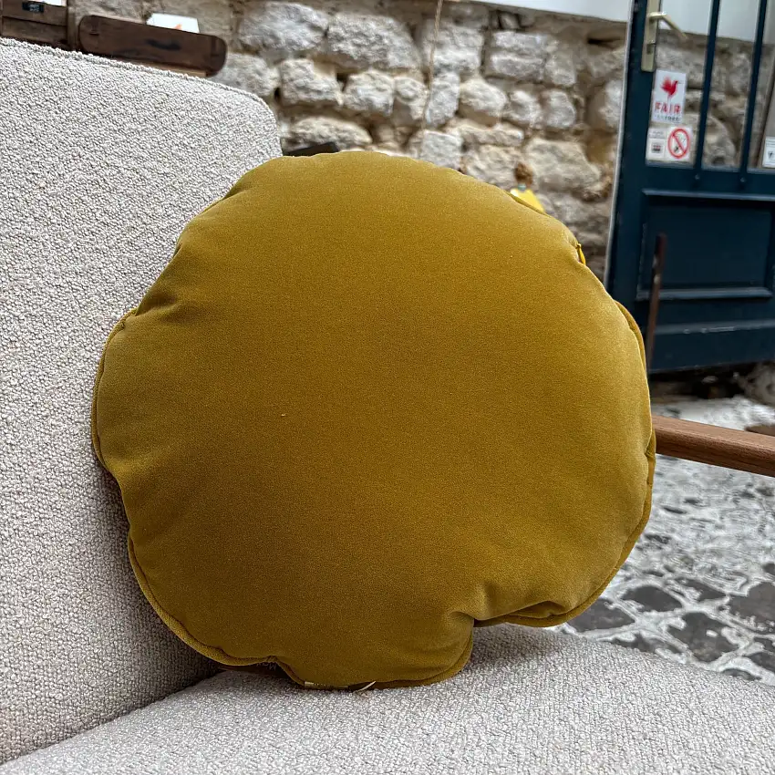 Coussin_rond_45_cm_-_366_Concept_-_Velvet_Moutarde-1