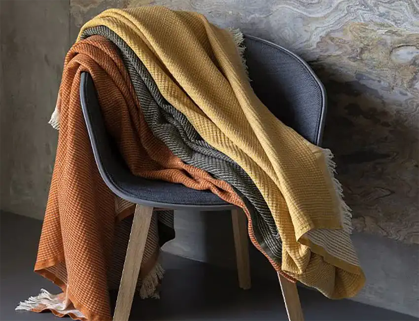 PLAID_BRUN_DE_VIAN_TIRAN_EMPREINTES_AIRAIN-MYRRHE_AMBIANCE_2_1200x1200-1