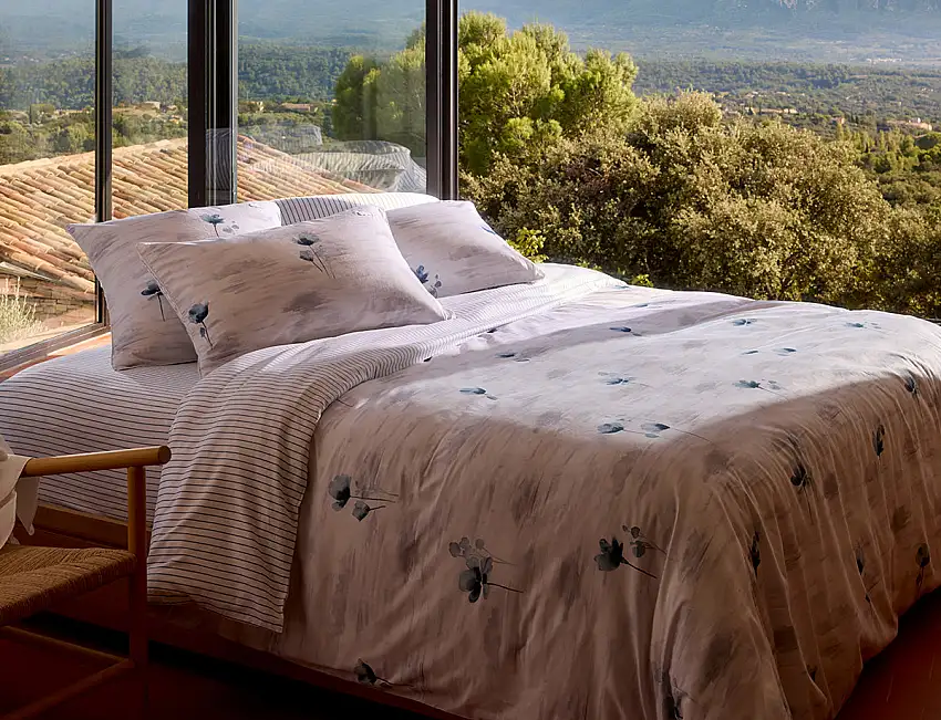 ParuredelitLSHADOW-Ambiance-Lacoste-LC_PE25_LSHADOW_Lit_Large_Ambiance-1_1200x1200-1