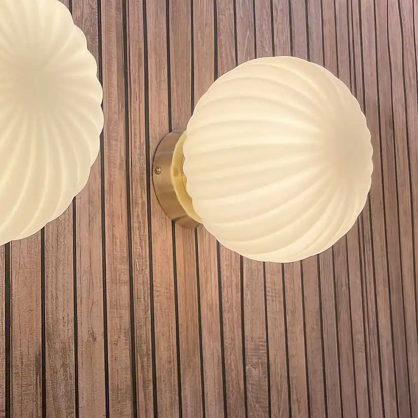 applique-murale-en-verre-opalin-et-metal-dore-1