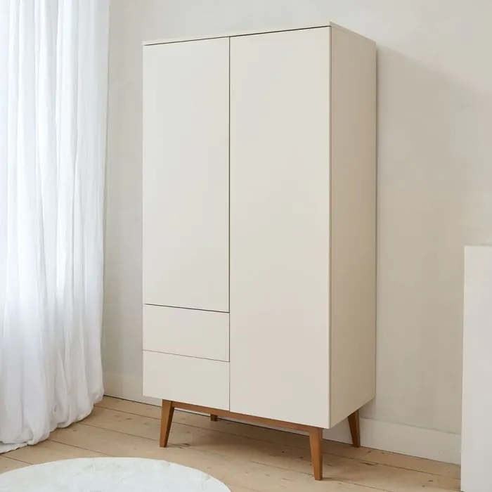 armoire-chambre-enfant-beige-deux-portes-avec-tiroirs-par-petite-amelie-1