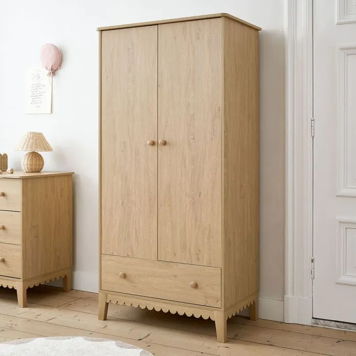 armoire-chambre-enfant-marron-avec-deux-portes-et-tiroir-petite-amelie-1