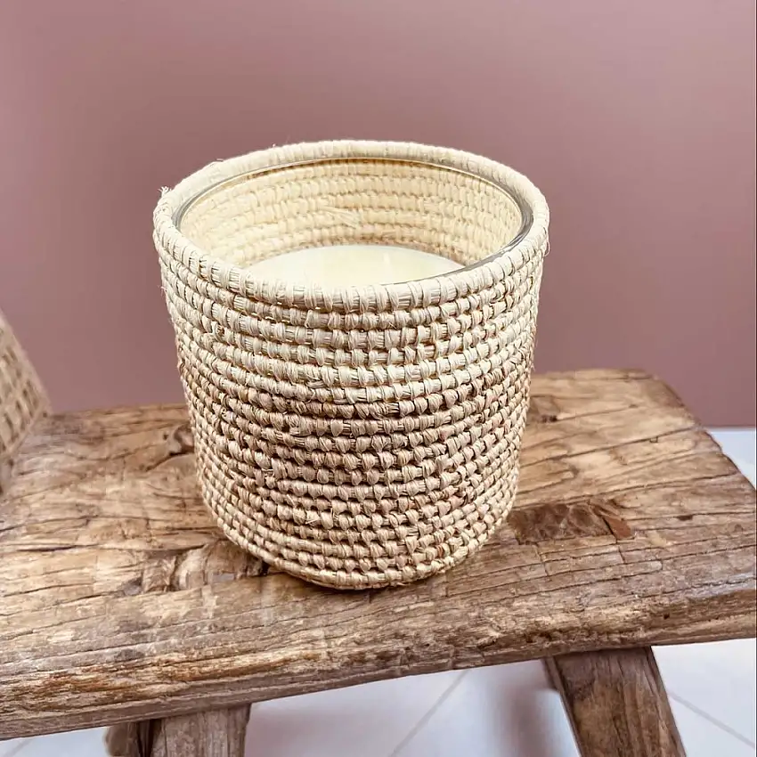 bougie-cire-epicee-panier-raphia-naturel-et-blanc-1