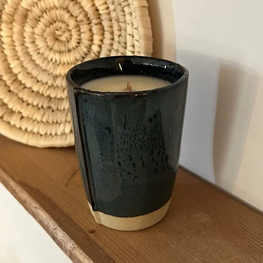 bougie-vegetale-mug-faro-bleu-figue-santal-190gr-1