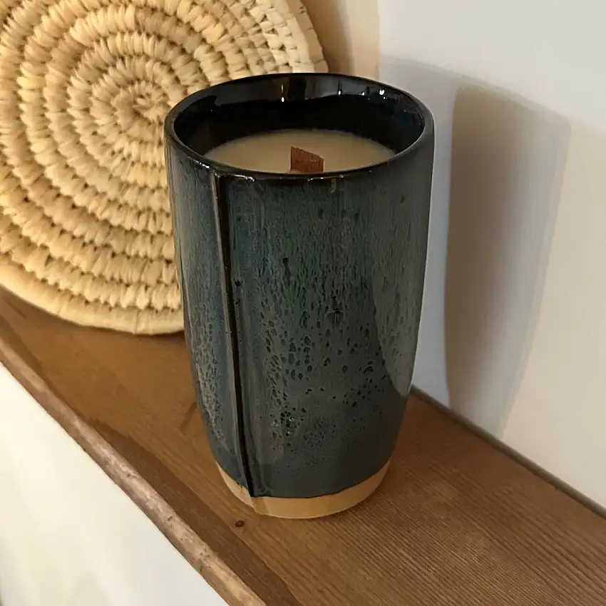 bougie-vegetale-mug-faro-bleu-figue-santal-340gr-1