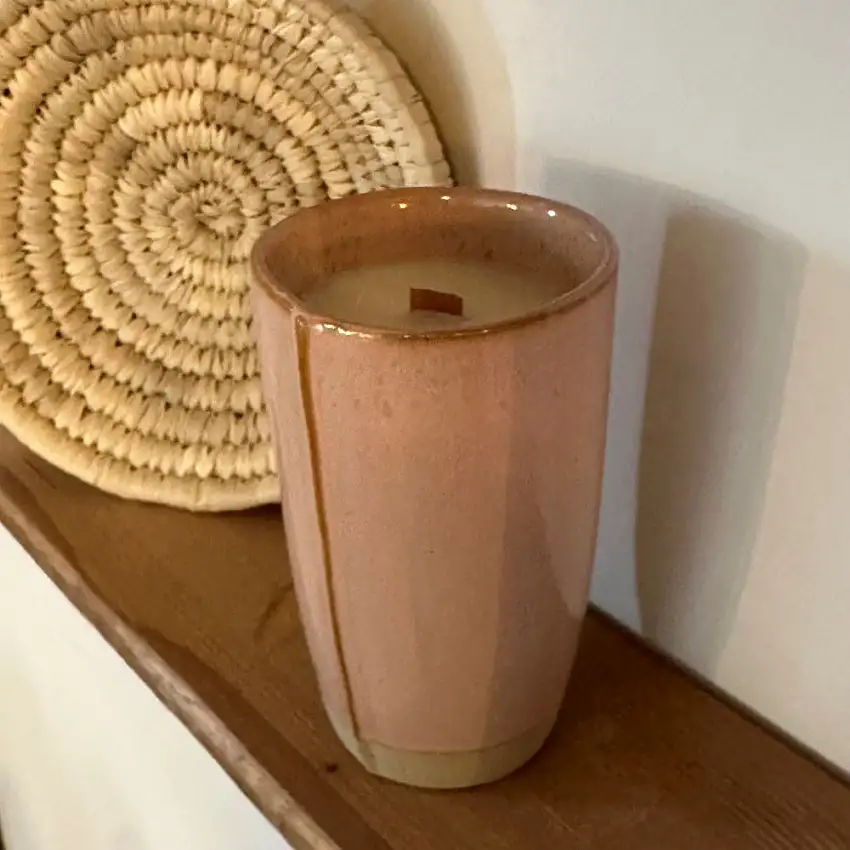 bougie-vegetale-mug-faro-rose-fleur-de-cerisier-340gr-1