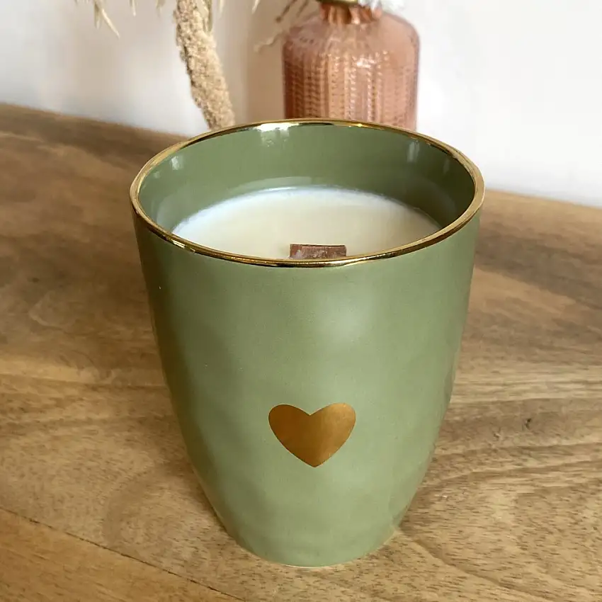 bougie-vegetale-tasse-amour-kaki-vanille-des-iles-65h-1