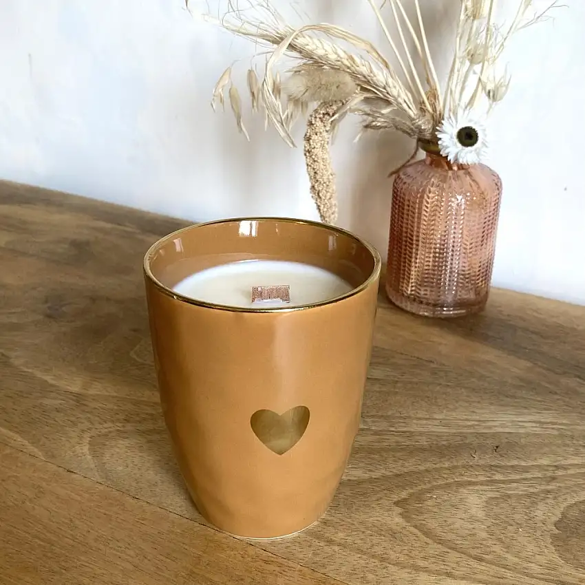 bougie-vegetale-tasse-amour-ocre-ambre-65h-1
