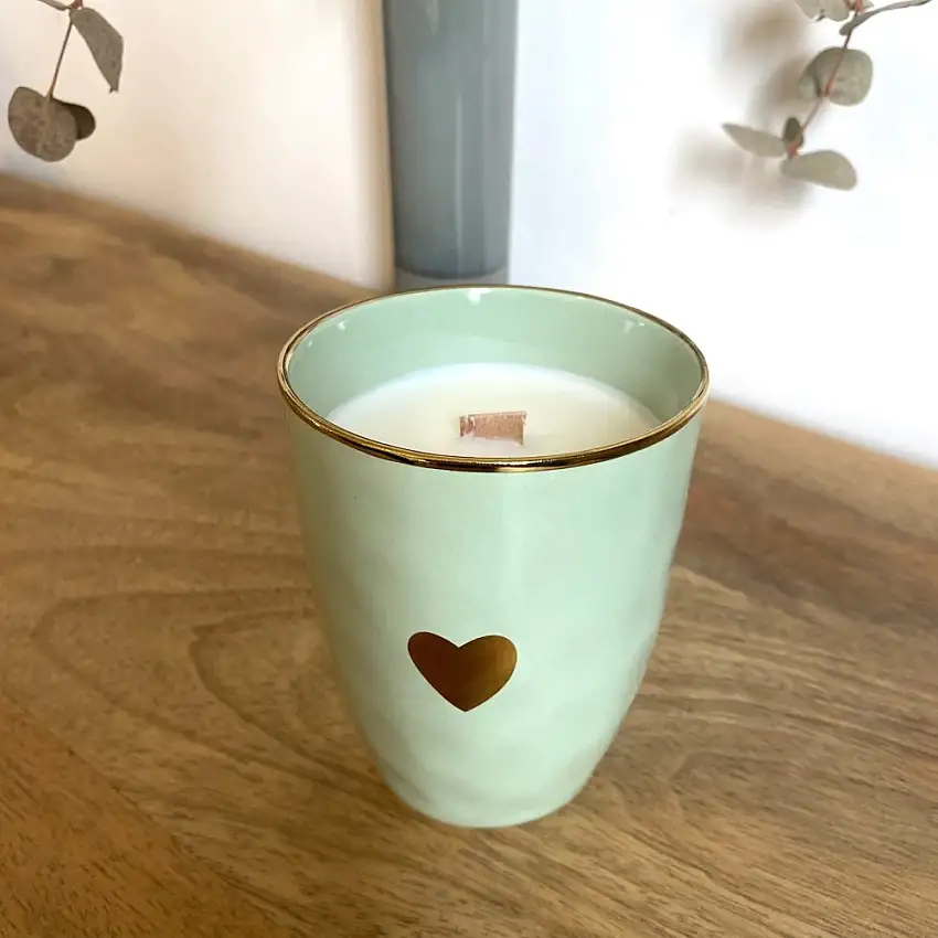 bougie-vegetale-tasse-amour-vert-matcha-fleur-de-tiare-65h-1