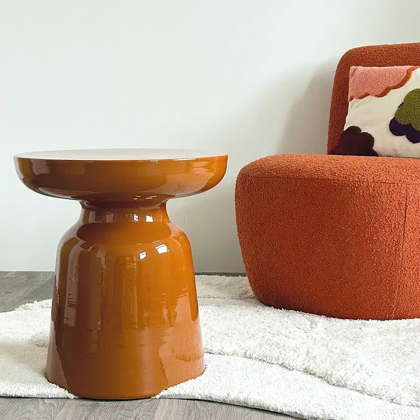 bout-de-canape-en-metal-laque-ocre-1