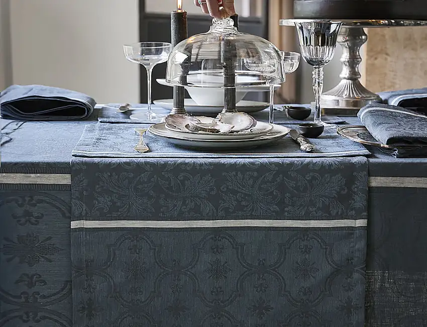 chemin-de-table_armoiries_ceruleen_amb_1200x1200-1