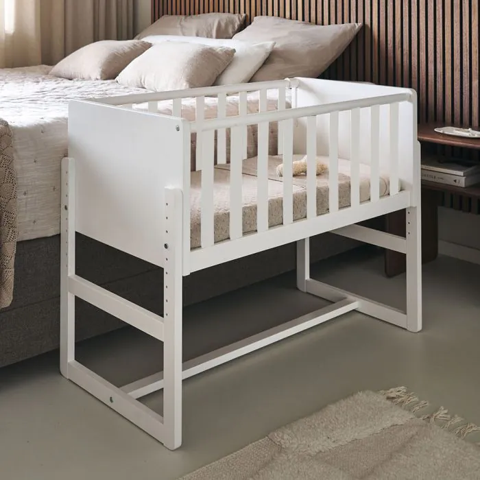 cododo-bebe-lit-bois-blanc-petite-amelie-lit-bebe-cododo-berceau-2-en-1-nuage-blanc-cosleepnuawt-1