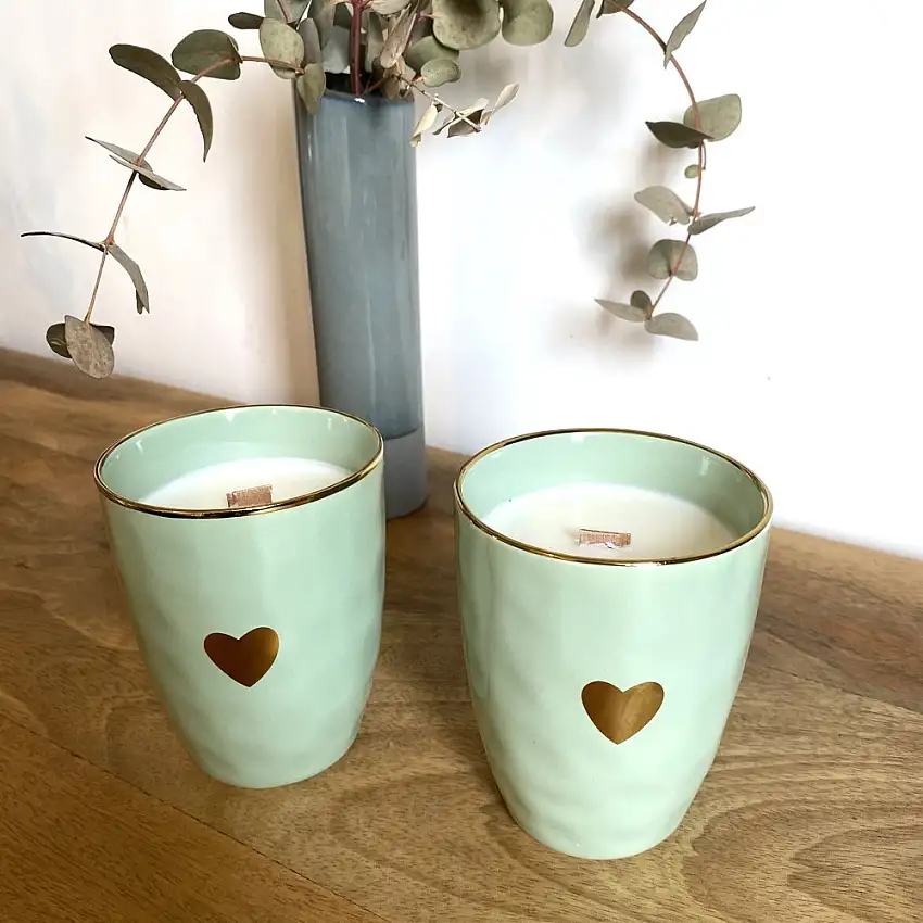 coffret-2-bougies-vegetales-tasses-amour-vert-marcha-fleur-de-tiare-et-cassis-freesia-1