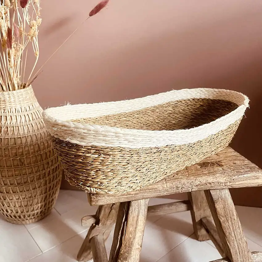 corbeille-a-pain-en-herbes-tressees-coloris-naturel-et-blanc-1