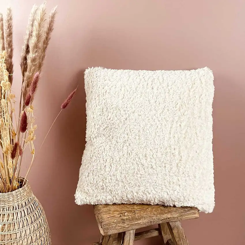 coussin-40-x-40cm-en-bouclette-ecru-avec-garnissage-1