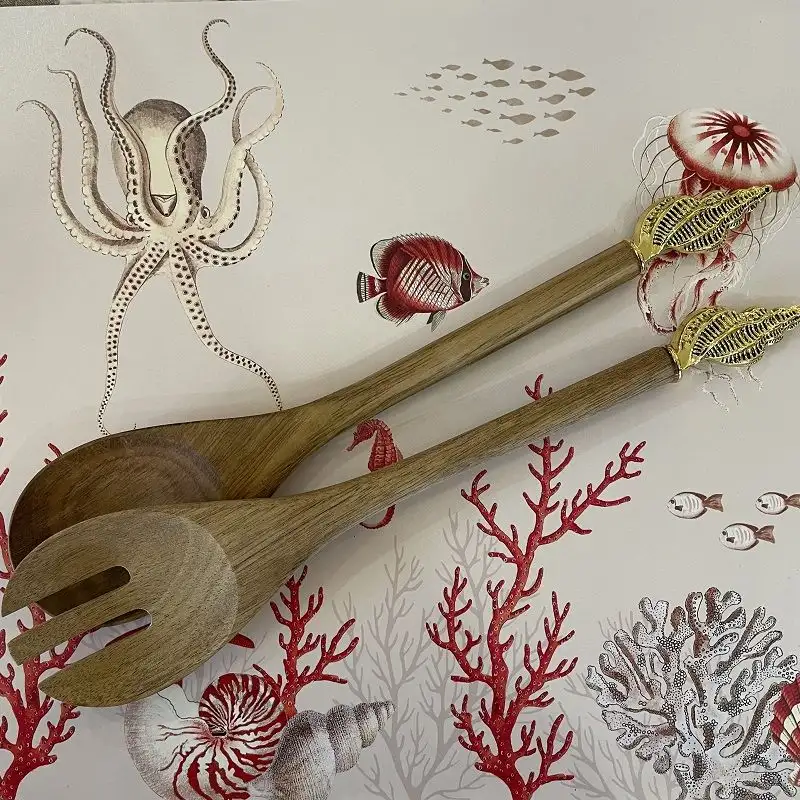 couverts-a-salade-en-bois-et-metal-dore-coquillage-1