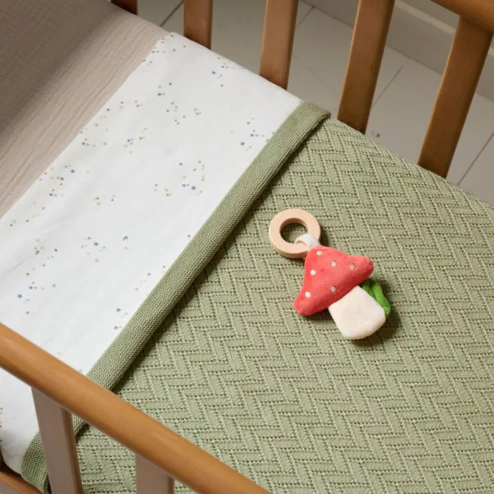 couverture-point-chevron-tricot-vert-sauge-80x100-petite-amelie-couverture-bebe-80-x-100-cm-vert-sauge-bbd80x100chevgr-1