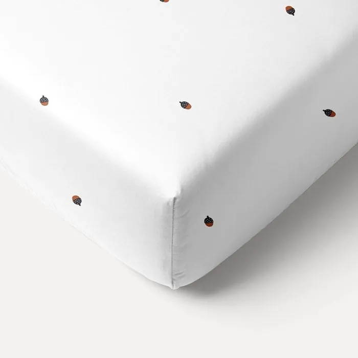 drap-housse-coton-bio-blanc-arbre-noisette-70x160-automne-lit-enfant-petite-amelie-1