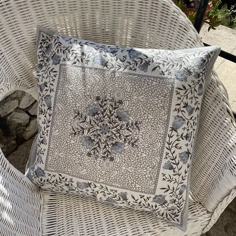 housse-de-coussin-jacquard-aubrac-taupe-et-bleu-tissus-toselli-nice-1