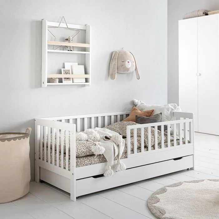 lit-chambre-enfant-2-ans-bois-blanc-plume-petite-amelie_2-1