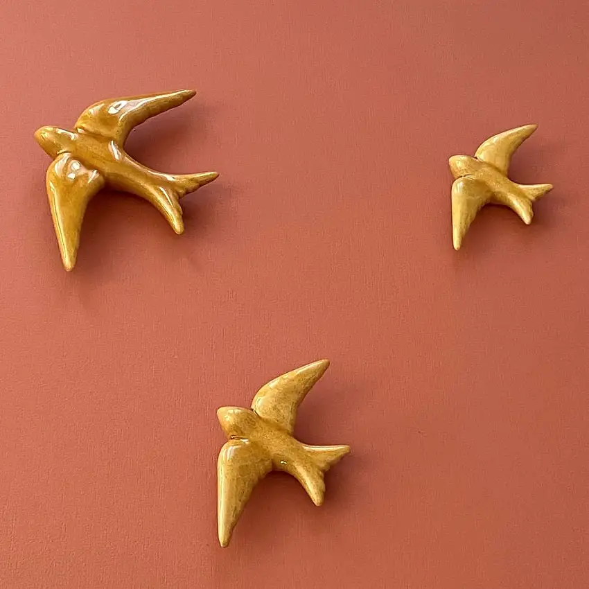 lot-de-3-hirondelles-en-ceramique-ocre-1