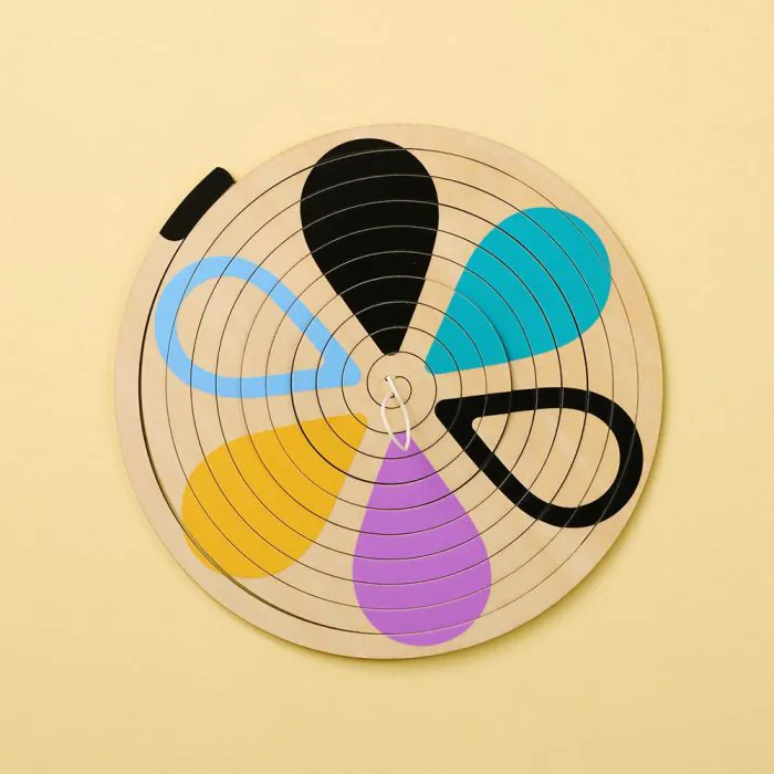 mobile-bebe-bois-montessori-eveil-visuel-et-apaisement-petite-amelie-1