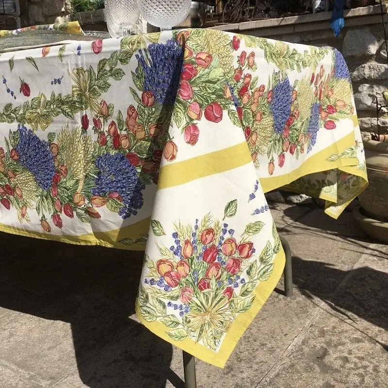 nappe-provencale-rectangulaire-placee-en-coton-roses-et-lavandes-tissus-toselli-1