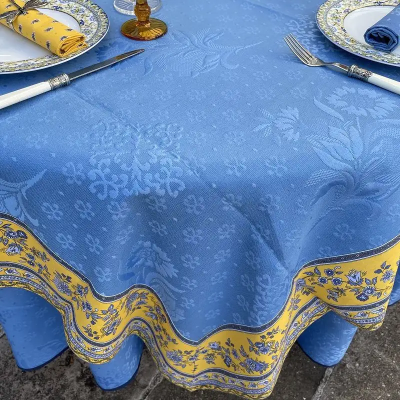 nappe-rectangulaire-damassee-delft-bleue-bordee-avignon-jaune-1