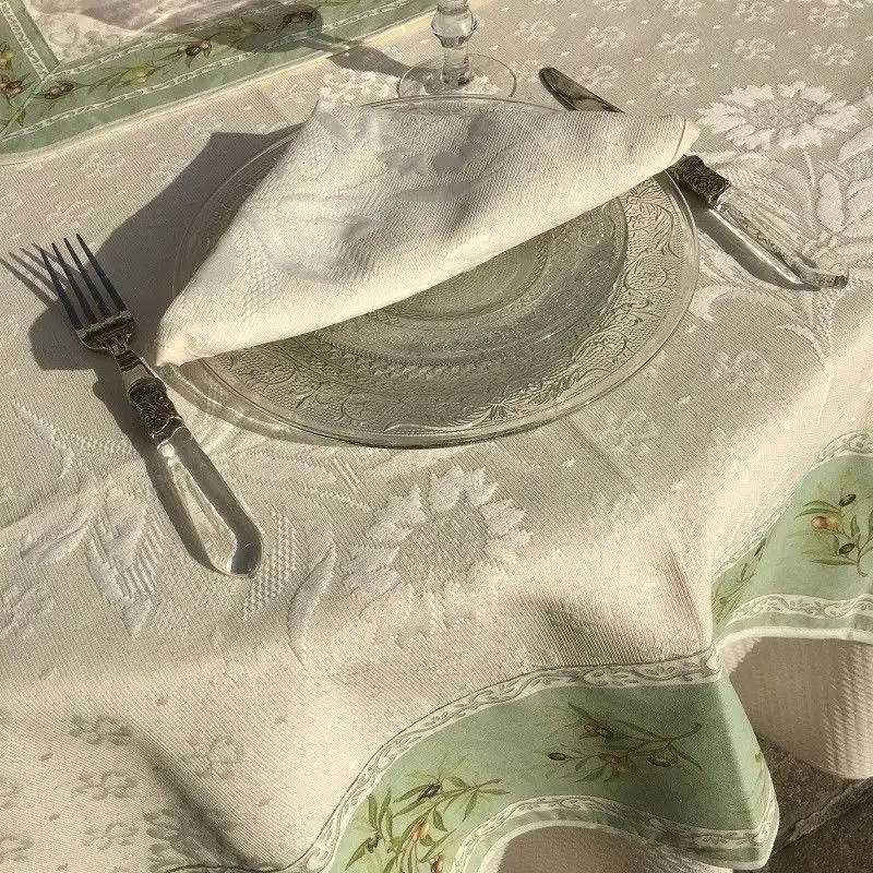 nappe-rectangulaire-damassee-delft-ecru-bordee-clos-des-oliviers-vert-1