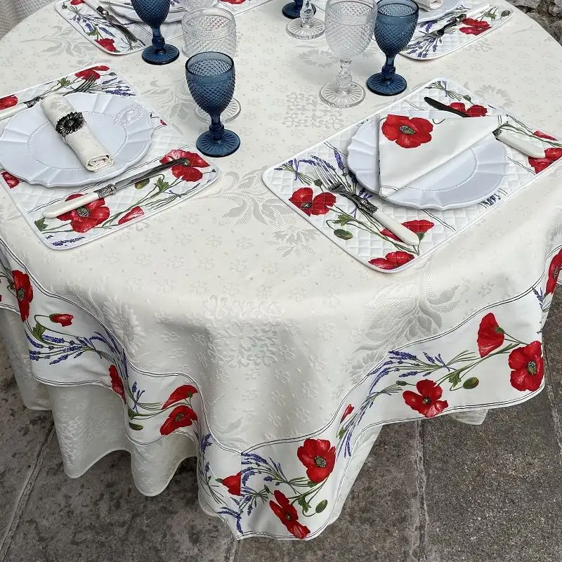 nappe-rectangulaire-damassee-delft-ecrue-bordee-coquelicots-et-lavandes-1-1
