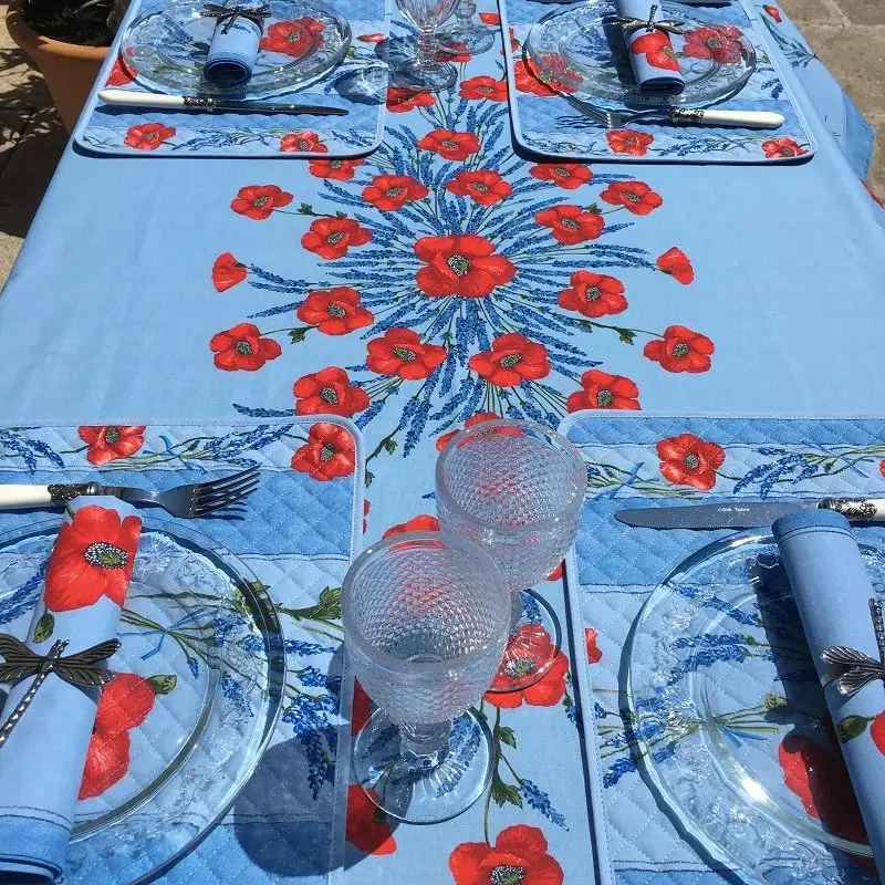 nappe-rectangulaire-placee-en-coton-enduit-coquelicots-et-lavande-bleu-1