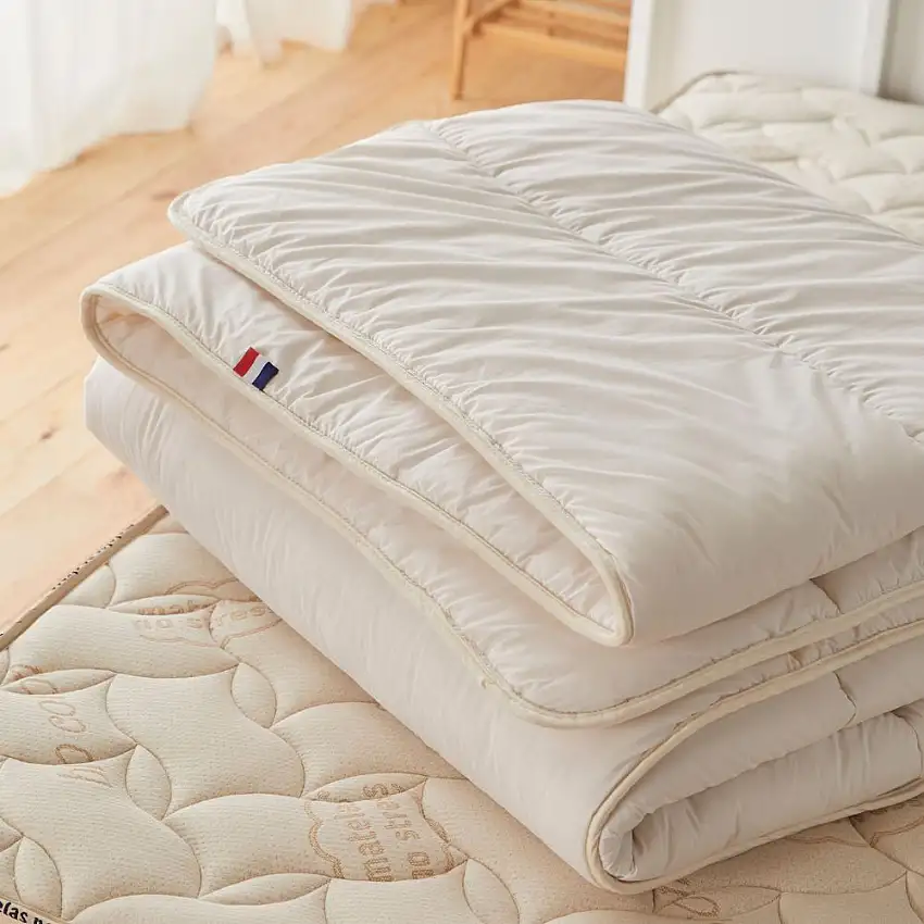 petite-couette-lit-bebe-enfant-laine-1