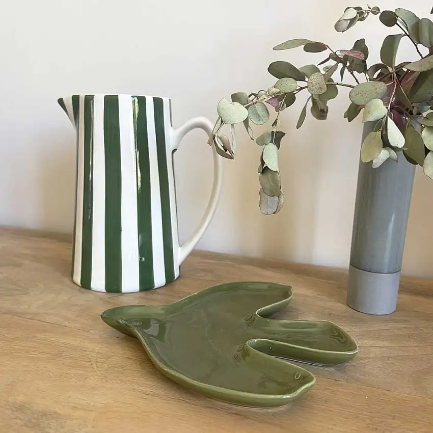 pichet-ou-carafe-a-rayures-vertes-et-blanches-1