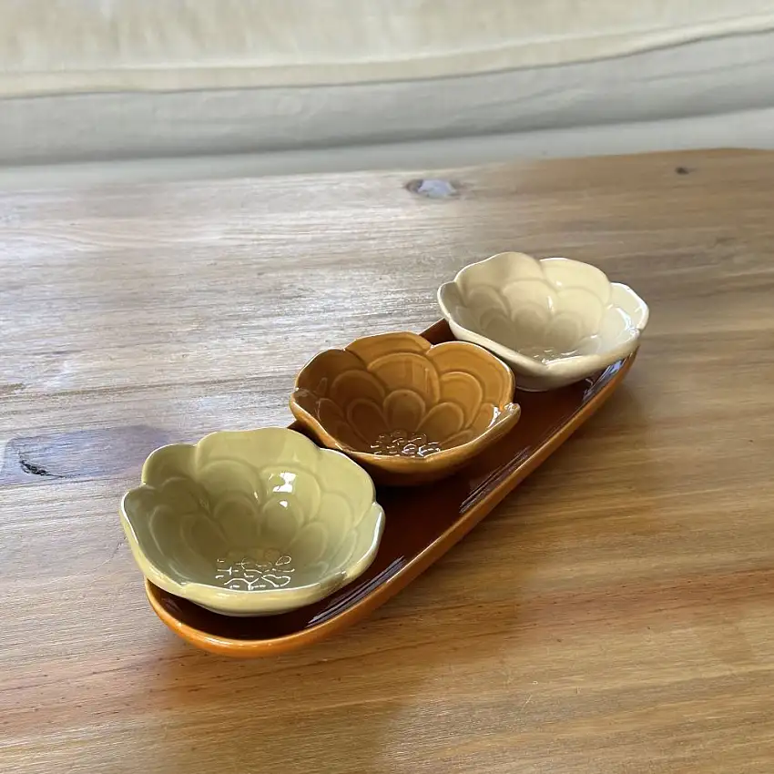 plateau-aperitif-avec-3-coupelles-fleurs-1