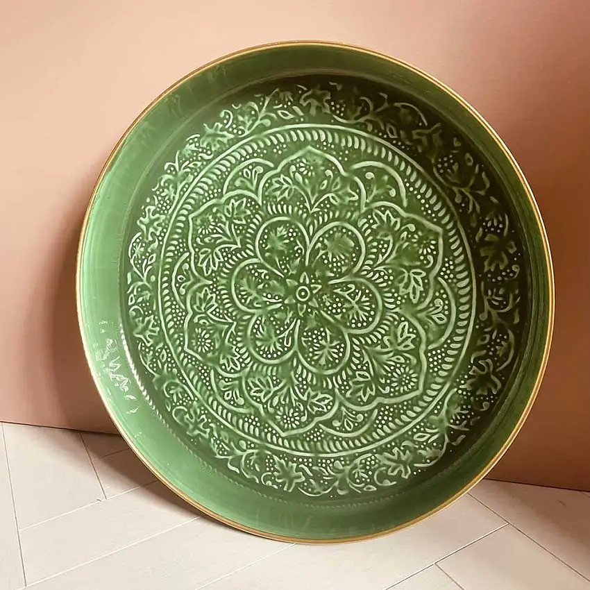 plateau-rond-en-metal-emaille-coloris-vert-tamegroute-d44cm-1