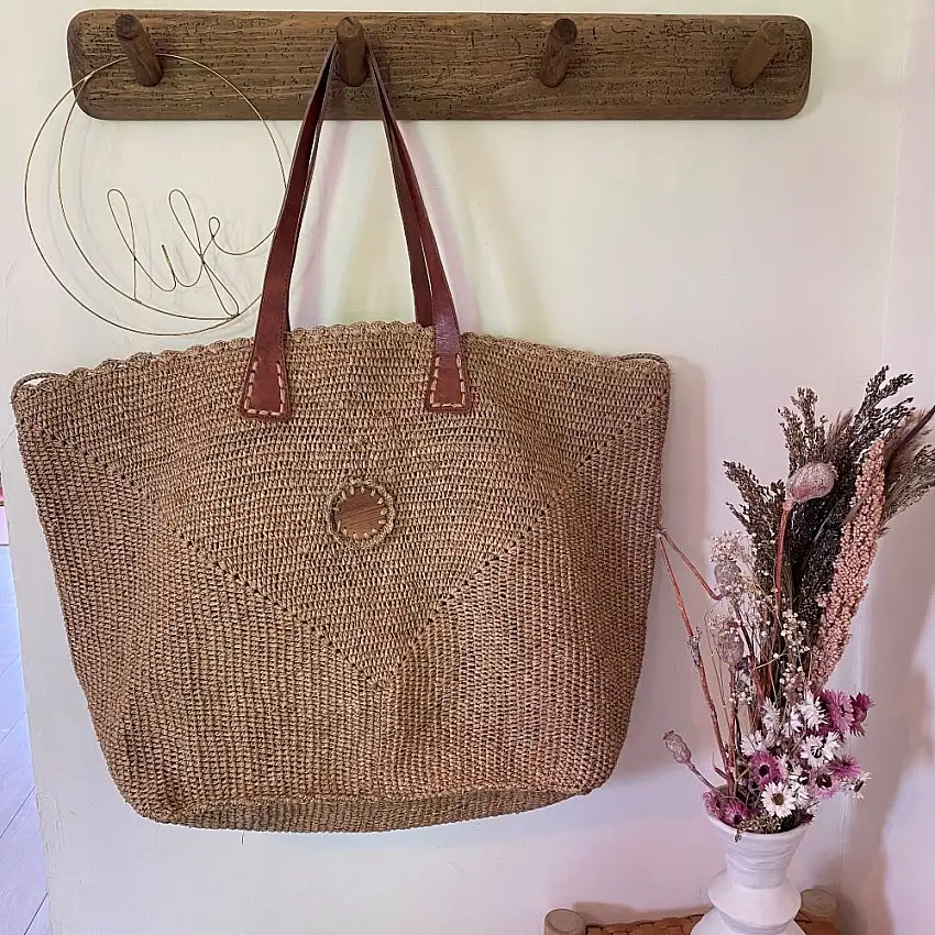 sac-a-main-en-raphia-fait-a-madagascar-grand-modele-1