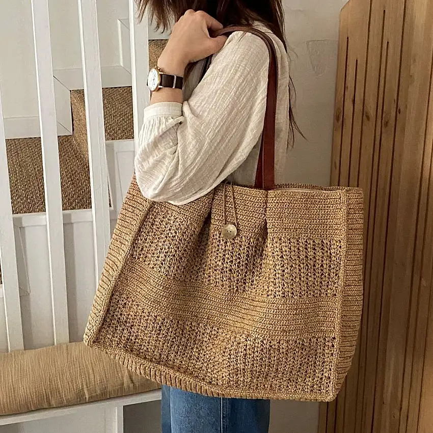 sac-a-main-en-raphia-fait-a-madagascar-moyen-modele-1