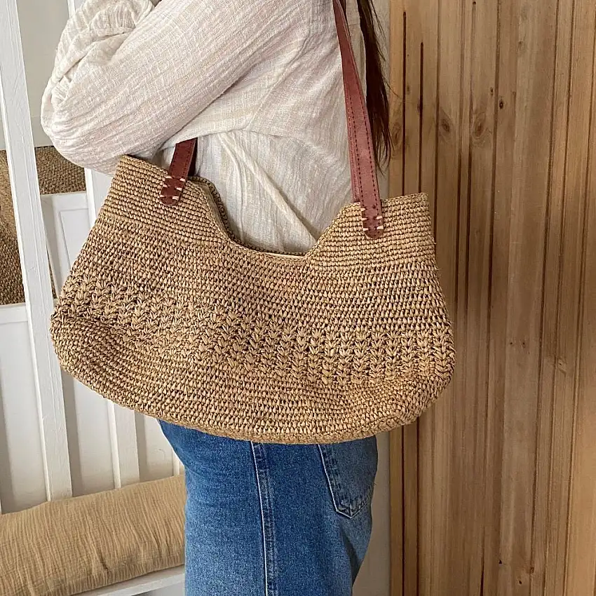 sac-a-main-en-raphia-fait-a-madagascar-petit-modele-1