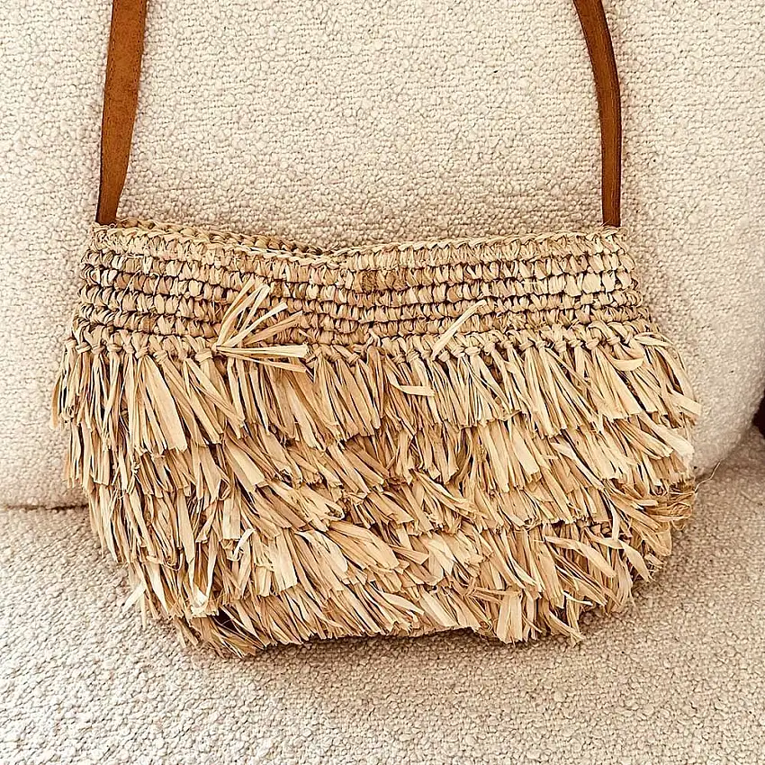 sac-en-raphia-naturel-laniere-cuir-porte-epaule-1