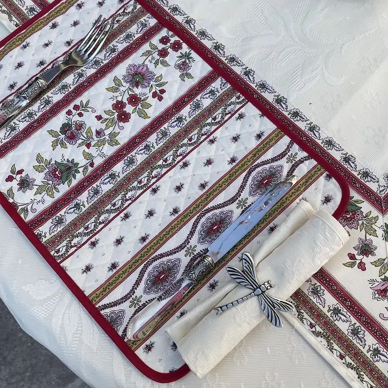 set-de-table-en-coton-matelasse-avignon-ecru-et-rouge-marat-d-avignon-1