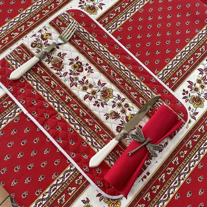 set-de-table-en-coton-matelasse-avignon-rouge-et-blanc-marat-d-avignon-1