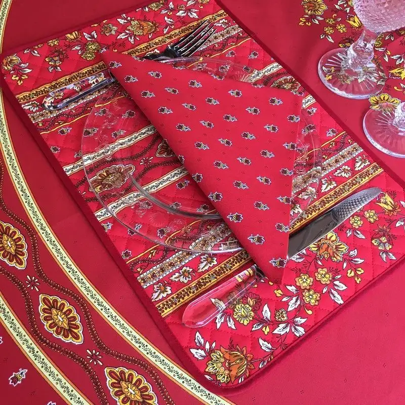 set-de-table-en-coton-matelasse-enduit-avignon-rouge-et-jaune-marat-d-avignon-1