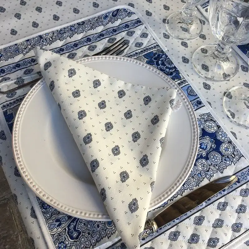 set-de-table-en-coton-matelasse-enduit-bastide-blanc-et-bleu-marat-d-avignon-1