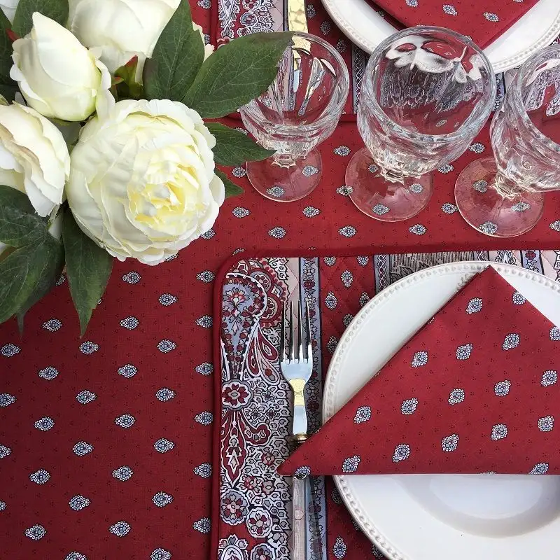 set-de-table-en-coton-matelasse-enduit-bastide-rouge-et-gris-marat-d-avignon-1