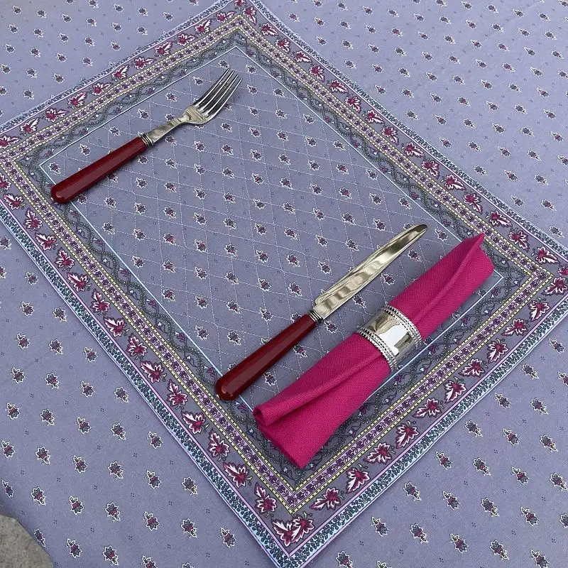 set-de-table-matelasse-cadre-avignon-gris-et-fuchsia-marat-d-avignon-1