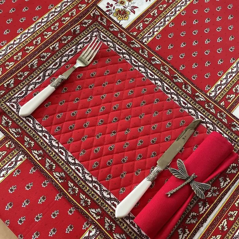 set-de-table-matelasse-cadre-avignon-rouge-et-blanc-marat-d-avignon-1