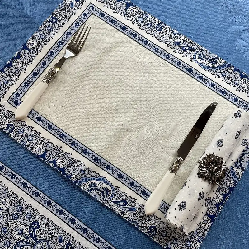 sets-de-table-damasses-delft-ecru-bordure-bastide-blanc-et-bleu-1