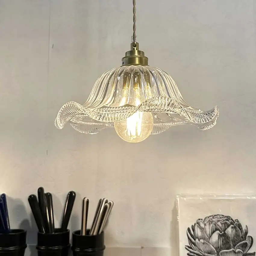 suspension-jeanne-en-verre-transparent-strie-et-monture-doree-vieillie-1