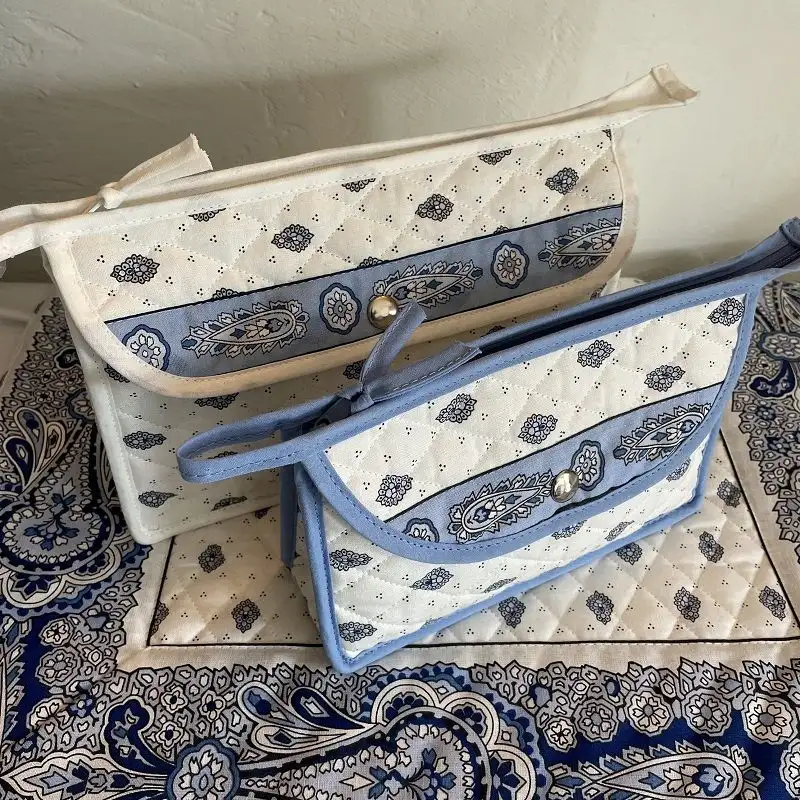 trousse-cosmetiques-en-coton-matelasse-bastide-blanc-et-bleu-1