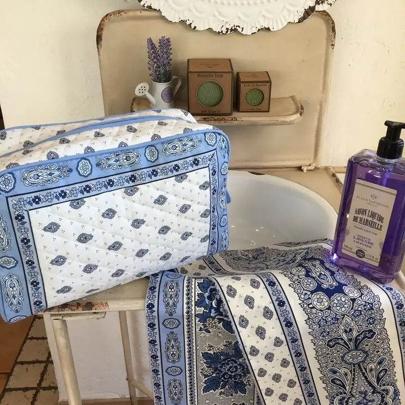 trousse-de-toilette-en-coton-matelasse-bastide-blanc-et-bleu-1